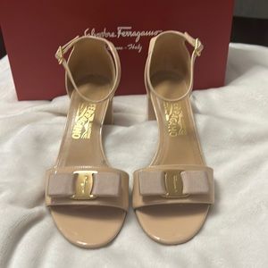 SALVATORE FERRAGAMO GAVINA SANDAL-BISQUE COLOR.